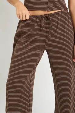 Pantalon à jambes larges avec ceinture minimaliste à rayures