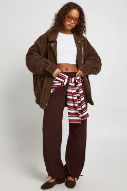 Pantalon à jambes larges avec ourlet à bulles texturé