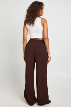 Pantalon à jambes larges avec ourlet à bulles texturé