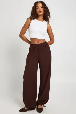 Pantalon à jambes larges avec ourlet à bulles texturé