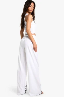 boohoo Pantalon à jambes larges et longues avec broderie sur l'ourlet<Femme Pantalons