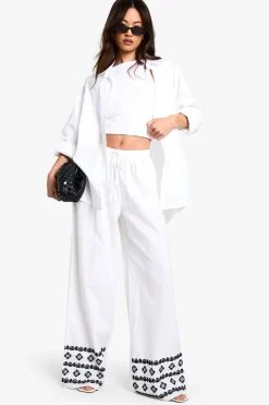 boohoo Pantalon à jambes larges et longues avec broderie sur l'ourlet<Femme Pantalons