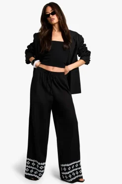 boohoo Pantalon à jambes larges pour grandes tailles à ourlet brodé<Femme Pantalons