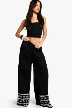boohoo Pantalon à jambes larges pour grandes tailles à ourlet brodé<Femme Pantalons