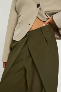 Pantalon À Jambes Tonneau Avec Détail De Plis Croisés