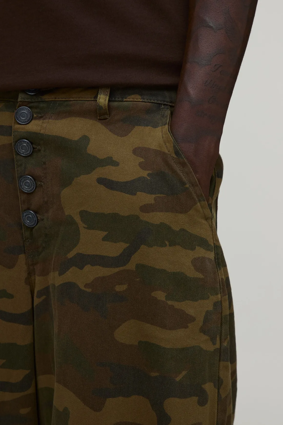 Pantalon Jambe Tonneau Camouflage Avec Braguette À Boutons