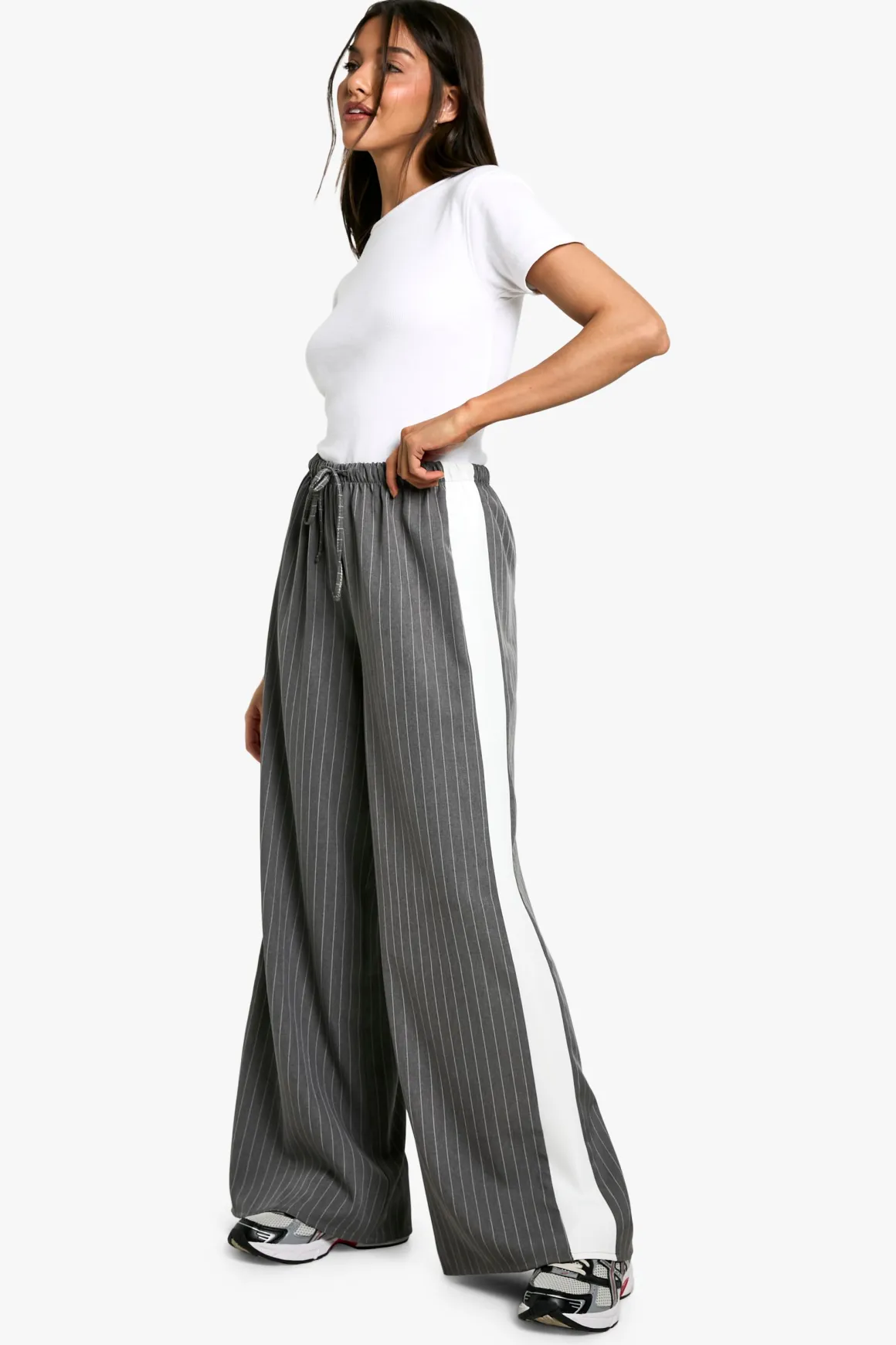 Pantalon Large À Fines Rayures Avec Taille À Cordon De Serrage