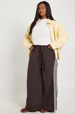 boohoo Pantalon Large Grande Taille Avec Bandes Latérales En Nylon<Femme Pantalons|Looks Chocolat