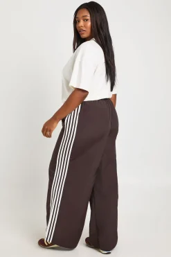 boohoo Pantalon Large Grande Taille Avec Bandes Latérales En Nylon<Femme Pantalons|Looks Chocolat