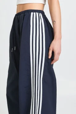 boohoo Pantalon Large Petite En Nylon À Bandes Latérales<Femme Pantalons