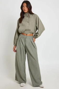 Pantalon Large À Pinces Sur Le Devant