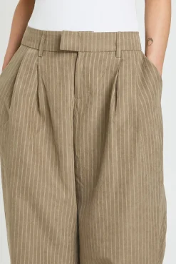 boohoo Pantalon Large À Plis Frontaux En Tissu Pêche Petite<Femme Pantalons
