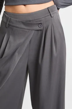 Pantalon Large Plissé à Ceinture Asymétrique