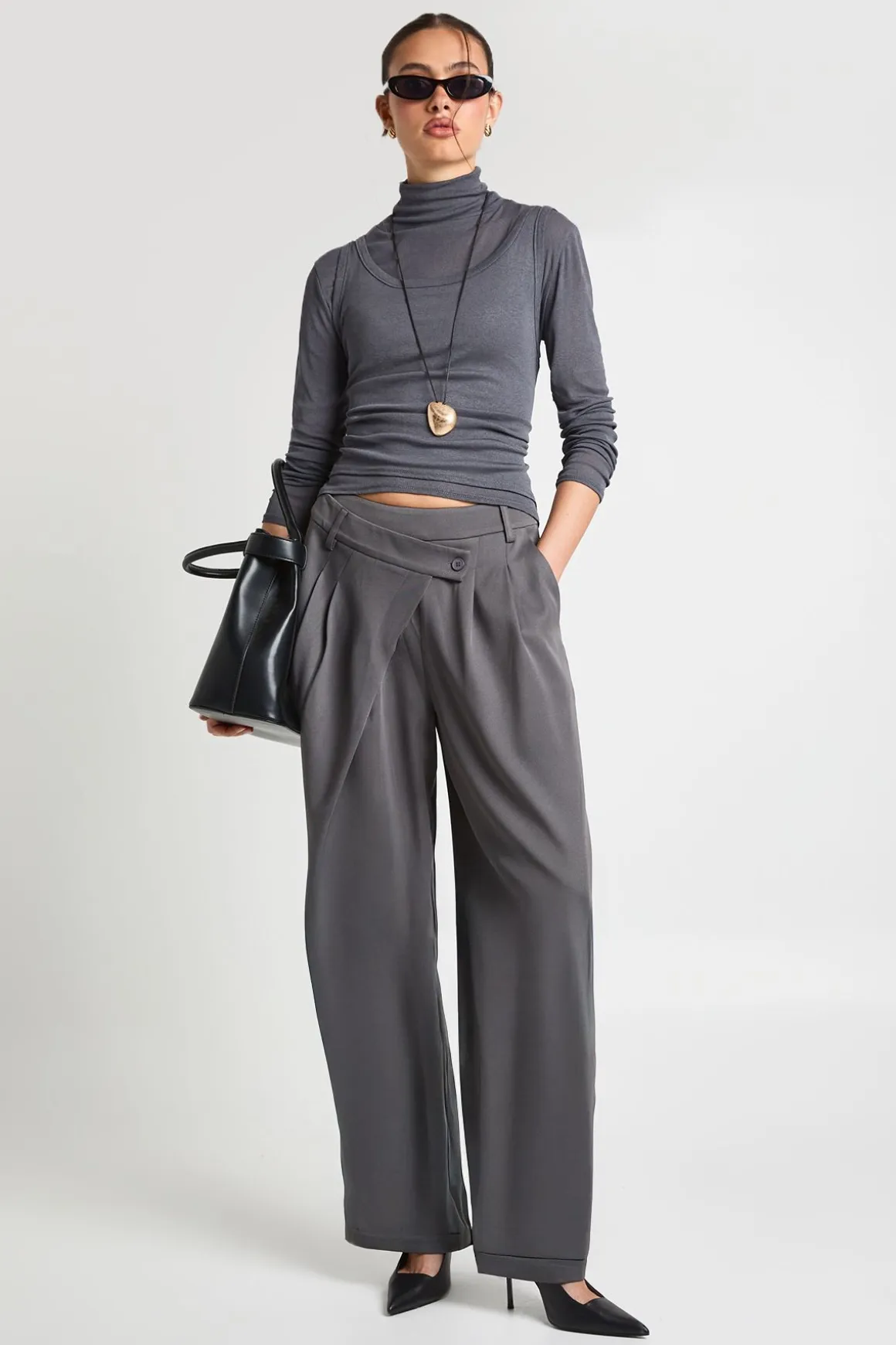 Pantalon Large Plissé à Ceinture Asymétrique