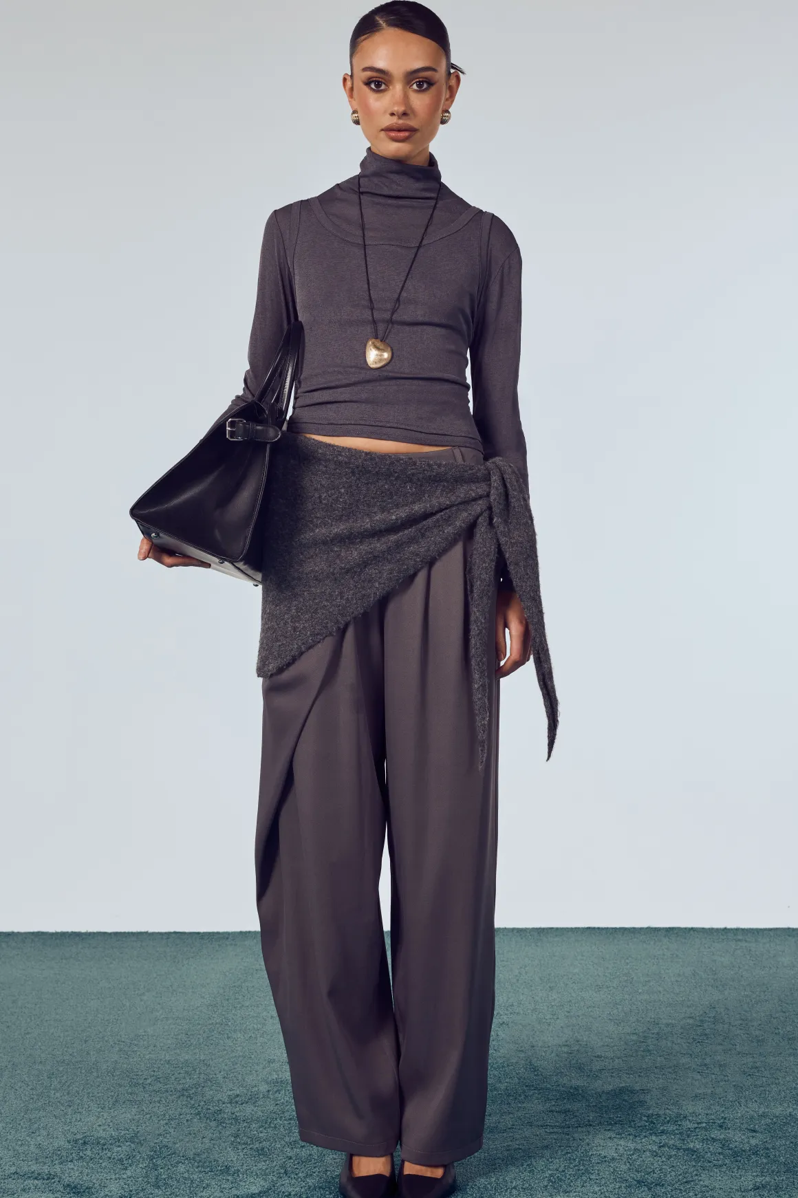 Pantalon Large Plissé à Ceinture Asymétrique