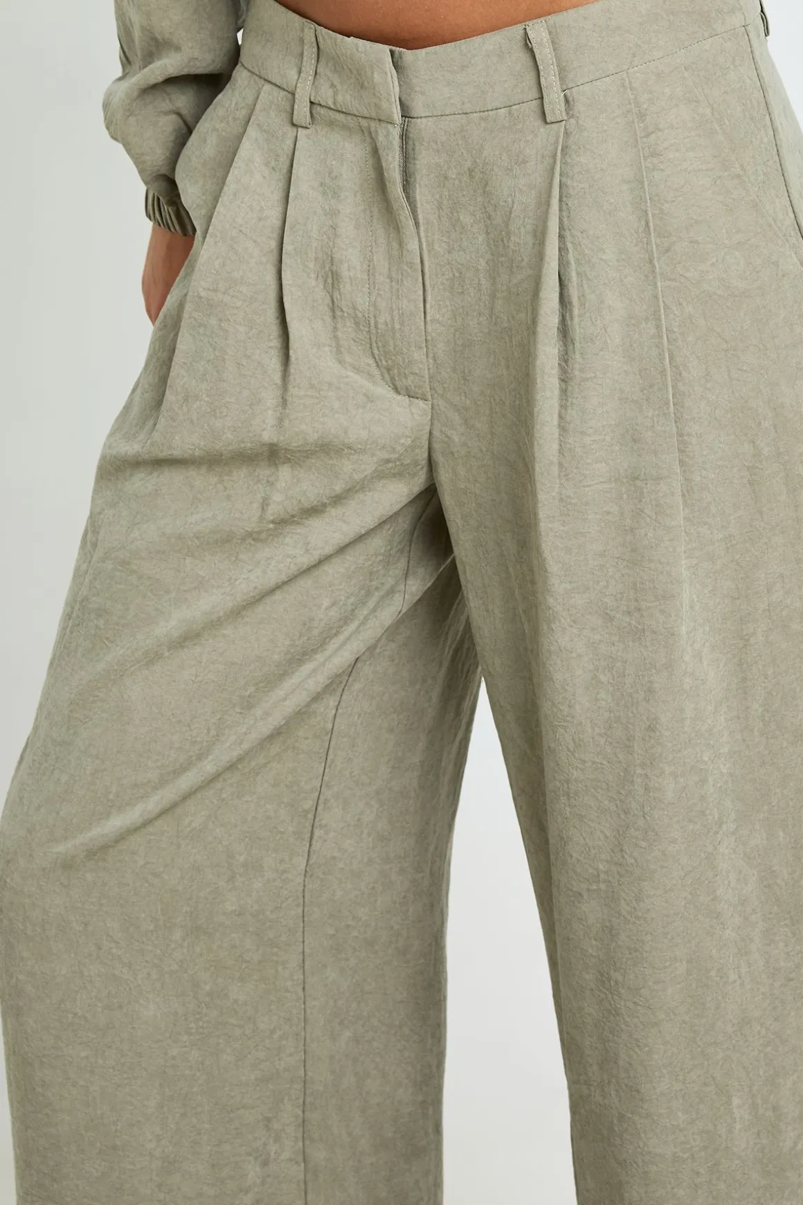 Pantalon Large Plissé À Effet Peau De Pêche