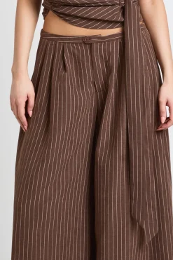 boohoo Pantalon Large Plissé À Rayures Aspect Peau De Pêche<Femme Pantalons|Looks Chocolat