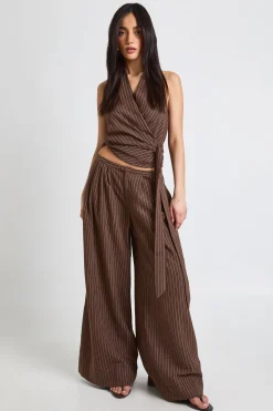 boohoo Pantalon Large Plissé À Rayures Aspect Peau De Pêche<Femme Pantalons|Looks Chocolat