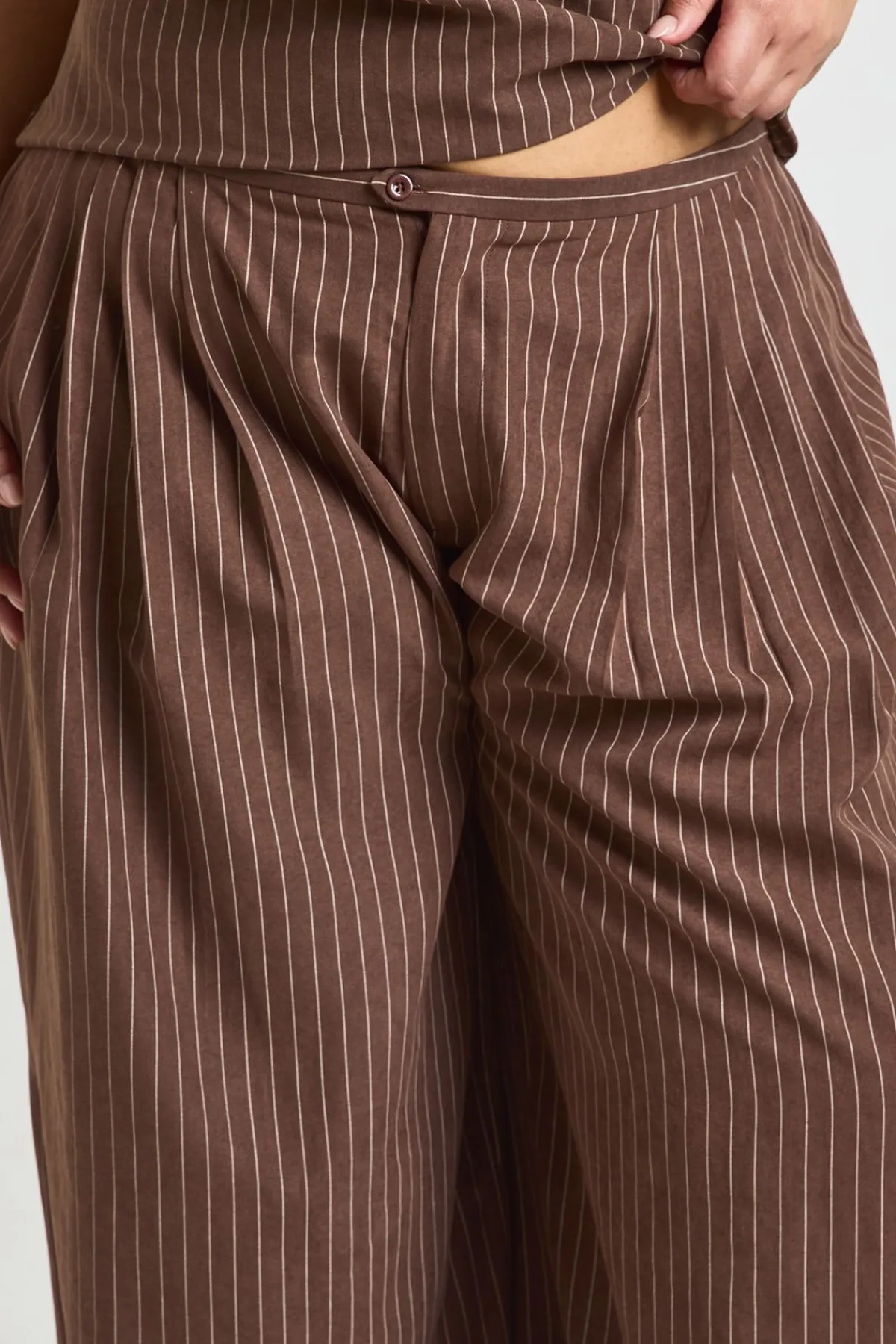 boohoo Pantalon Large Plissé À Rayures En Tissu Pêche Grande Taille<Femme Pantalons|Looks Chocolat