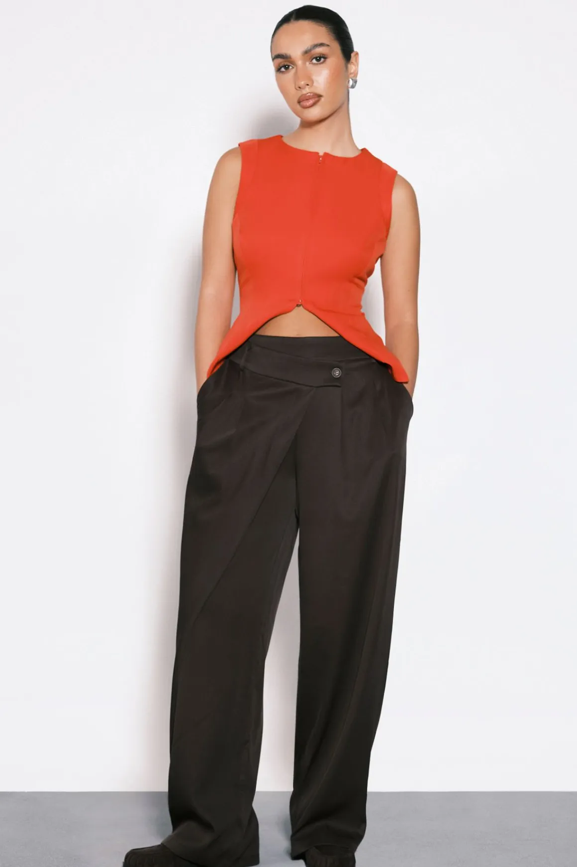 Pantalon Large Plissé À Taille Asymétrique