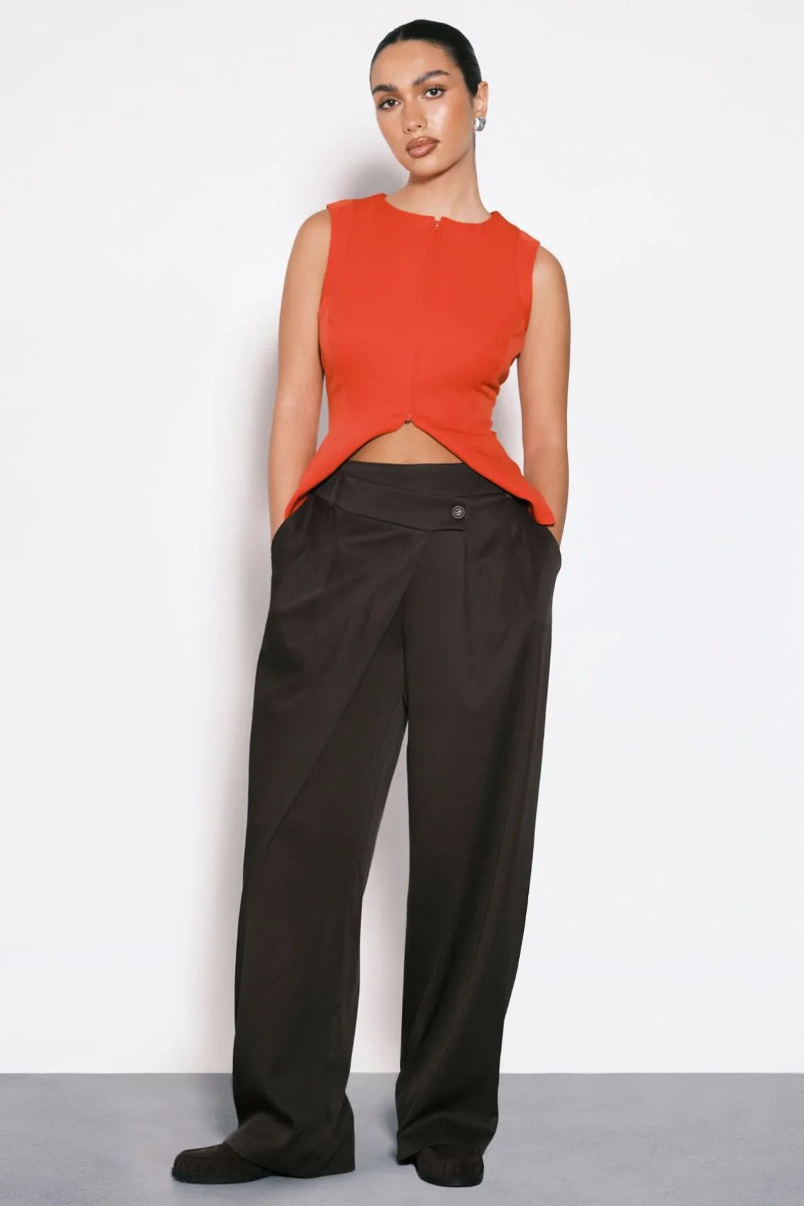 Pantalon Large Plissé À Taille Asymétrique