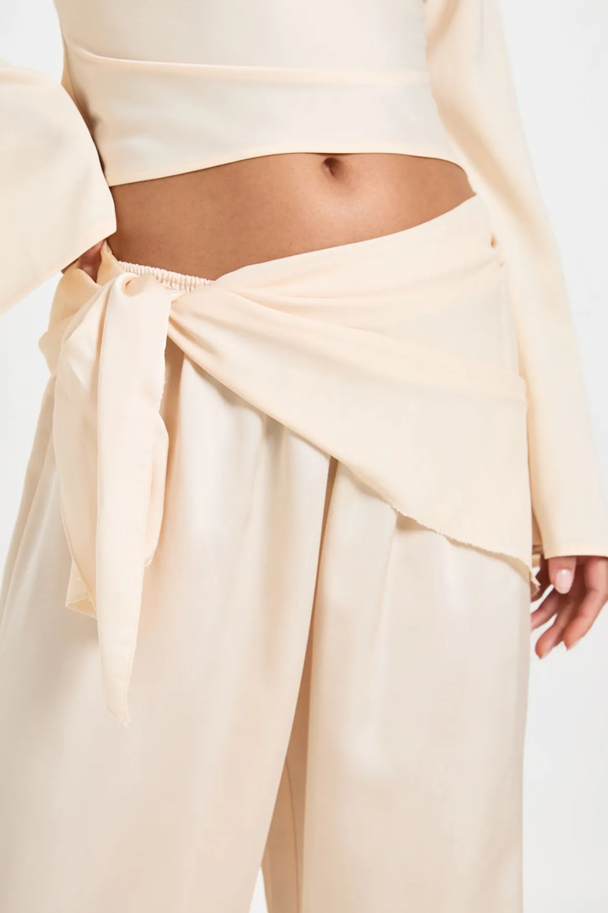 boohoo Pantalon Large À Taille Nouée En Satin Petite<Femme Pantalons|Satin Et Dentelle