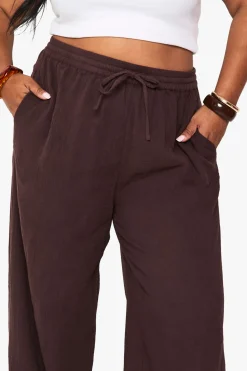 boohoo Pantalon Large Texturé Froissé Grande Taille<Femme Pantalons|Looks Chocolat