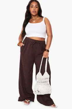 boohoo Pantalon Large Texturé Froissé Grande Taille<Femme Pantalons|Looks Chocolat