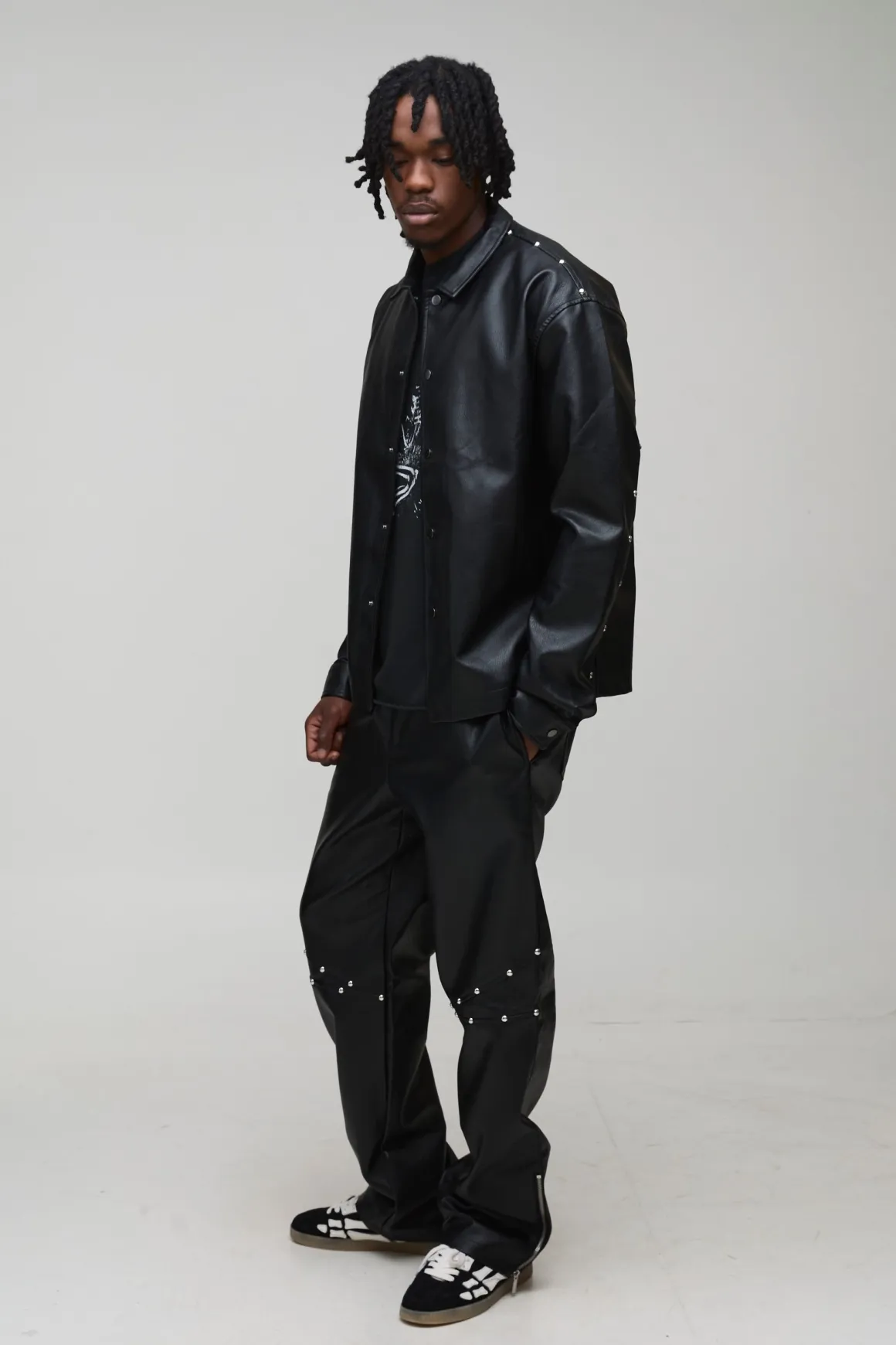Pantalon long clouté à l'aspect cuir, ourlet zippé et coupe décontractée