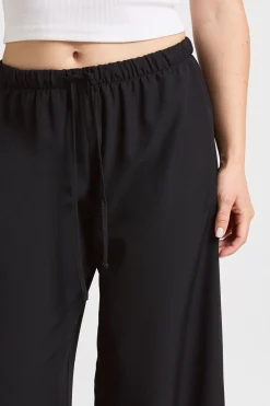 boohoo Pantalon Petite À Jambes Larges En Tissu Tissé Avec Taille Élastiquée Et Cordon De Serrage<Femme Pantalons