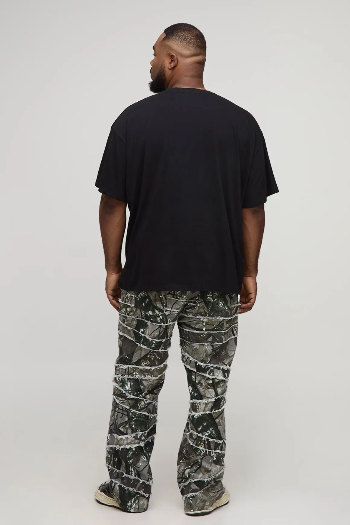 Pantalon Plus à imprimé camouflage, coupe skinny flare, bord brut et appliqué