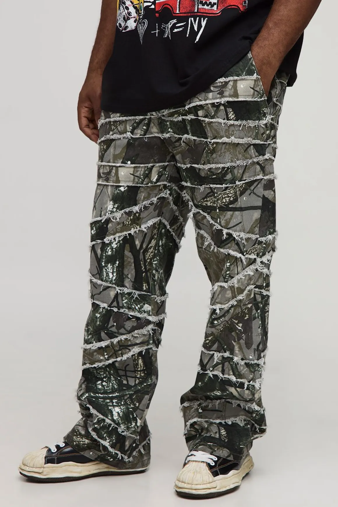 Pantalon Plus à imprimé camouflage, coupe skinny flare, bord brut et appliqué
