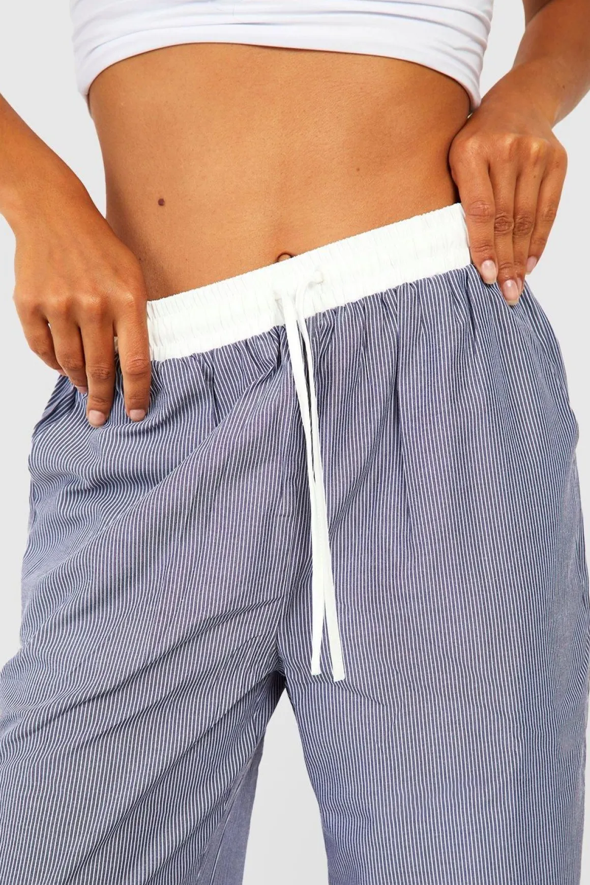 Pantalon rayé à jambe large avec ceinture contrastante