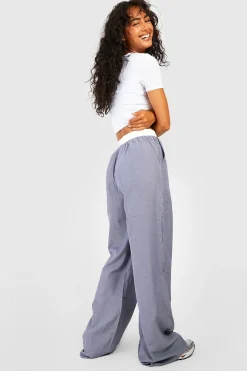Pantalon rayé à jambe large avec ceinture contrastante