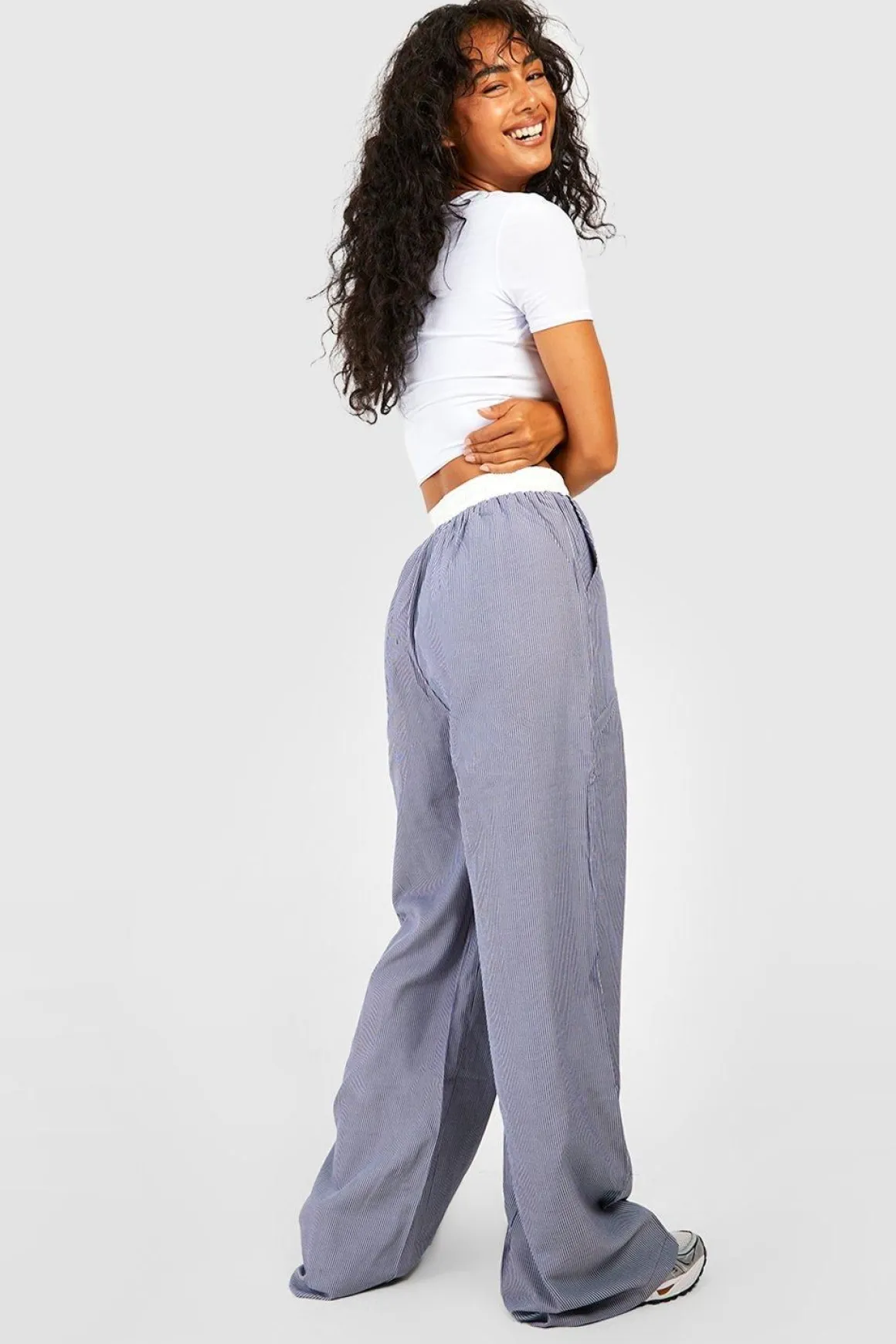 Pantalon rayé à jambe large avec ceinture contrastante