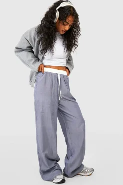 Pantalon rayé à jambe large avec ceinture contrastante