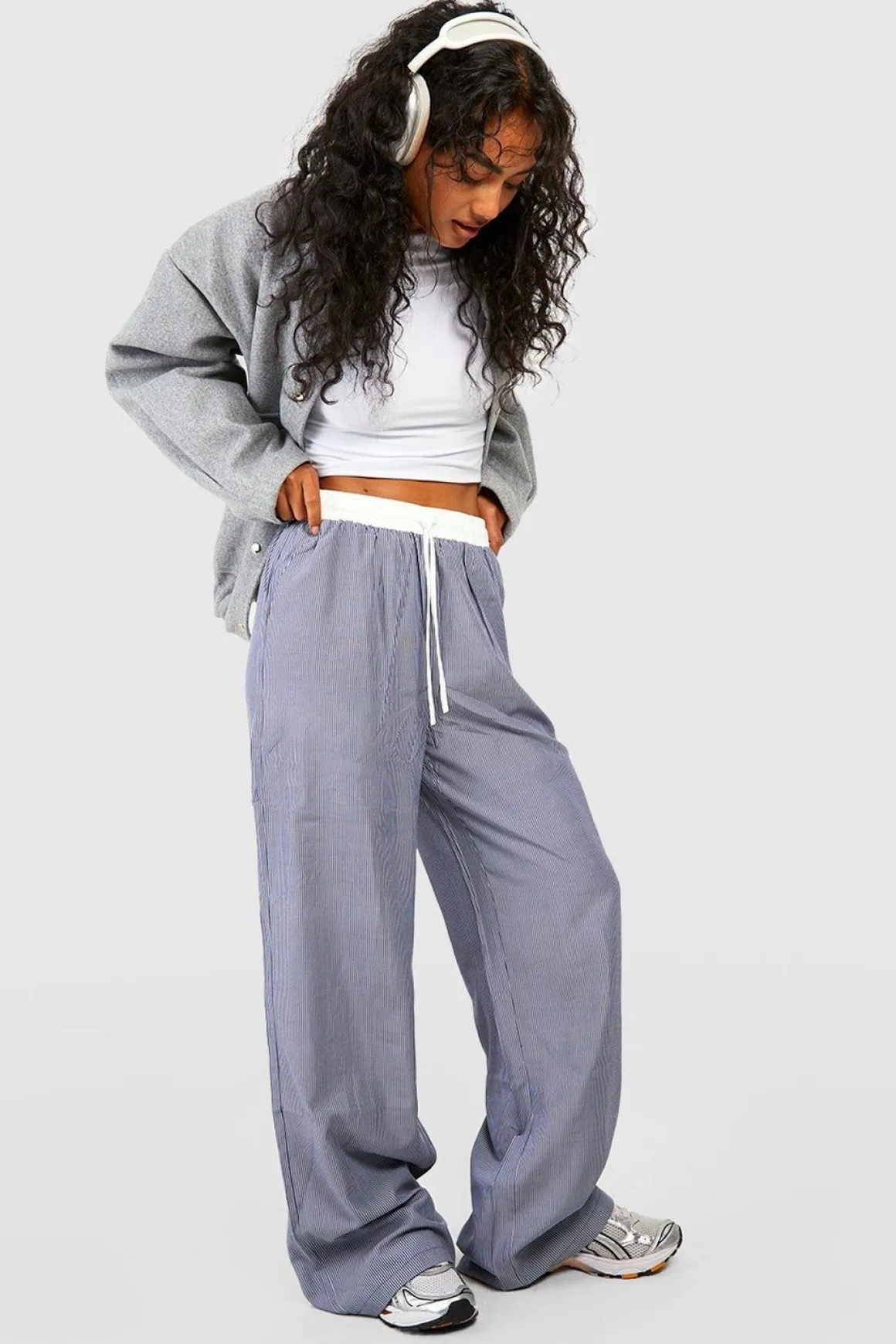 Pantalon rayé à jambe large avec ceinture contrastante