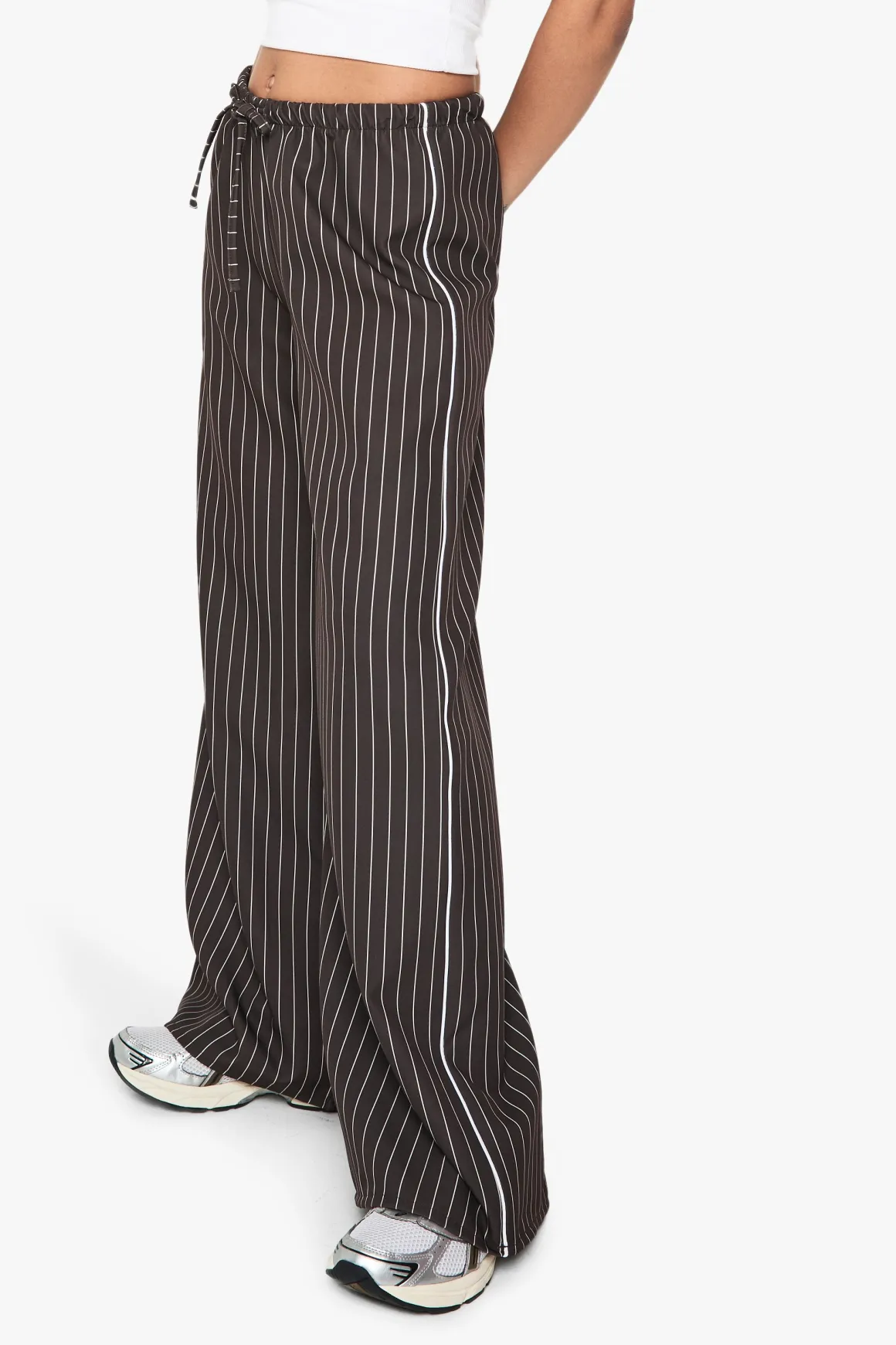 Pantalon à rayures fines à cordon de serrage, jambe droite