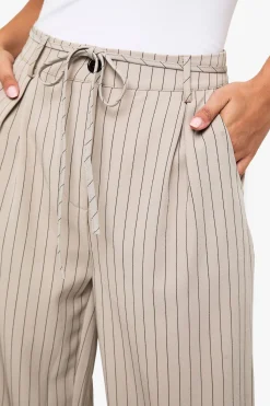 boohoo Pantalon à rayures fines, taille nouée, coupe ajustée et jambes larges<Femme Pantalons|Looks Preppy