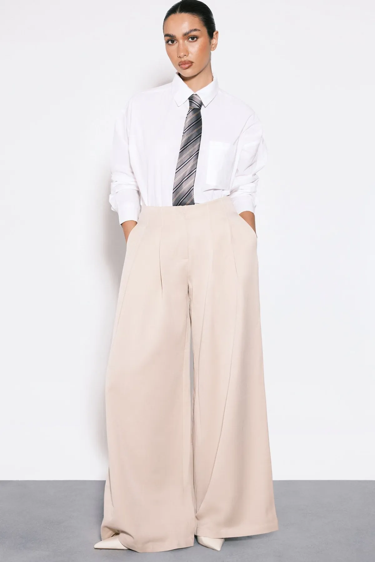 boohoo Pantalon sur mesure plissé taille basse à jambes larges<Femme Pantalons|Tailleurs