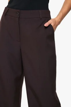 Pantalon taille basse, coupe slim, jambe en forme de tonneau
