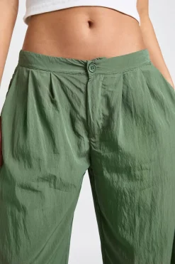Pantalon taille basse froissé à jambes larges