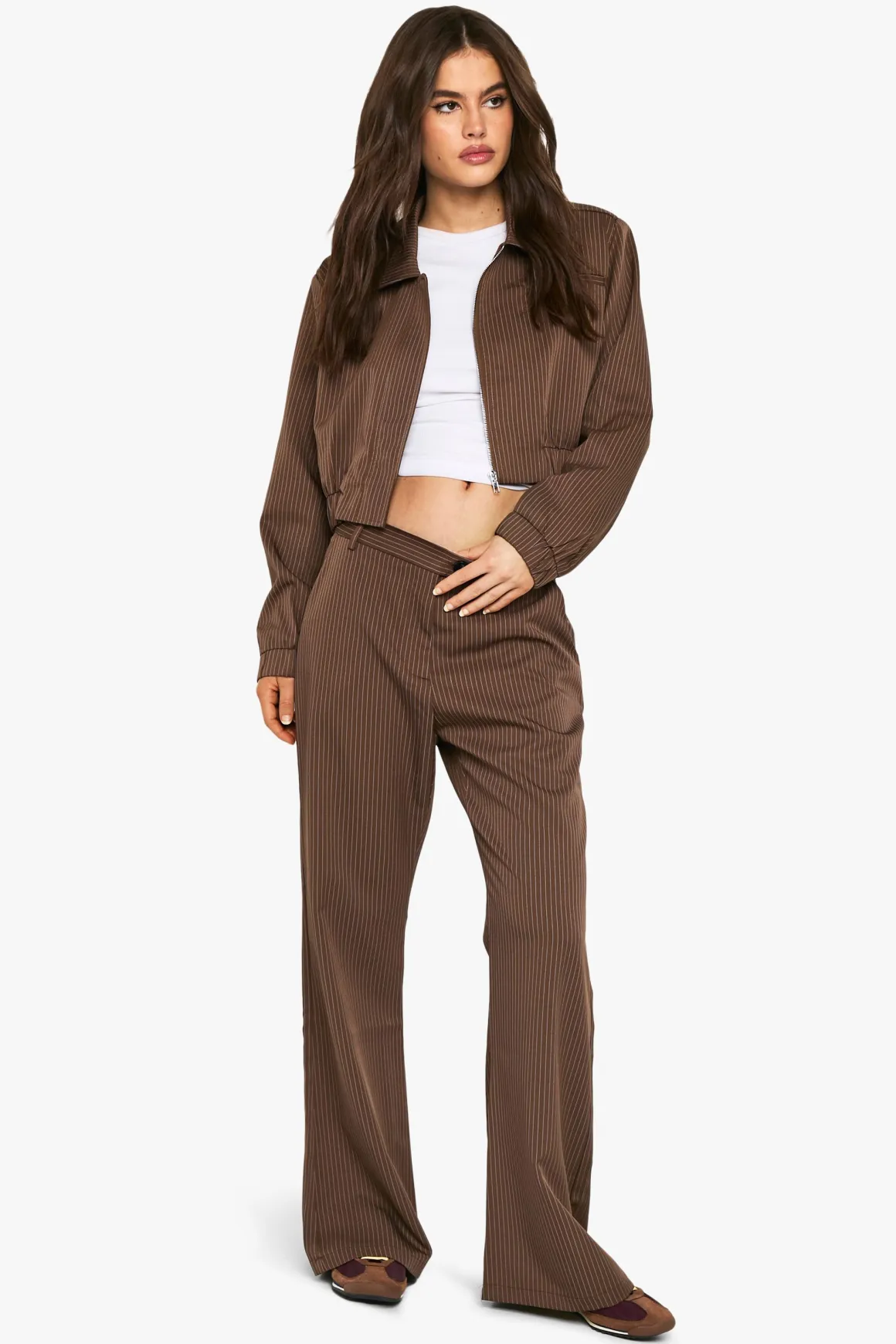 Pantalon tailleur ajusté à fines rayures et coupe flare