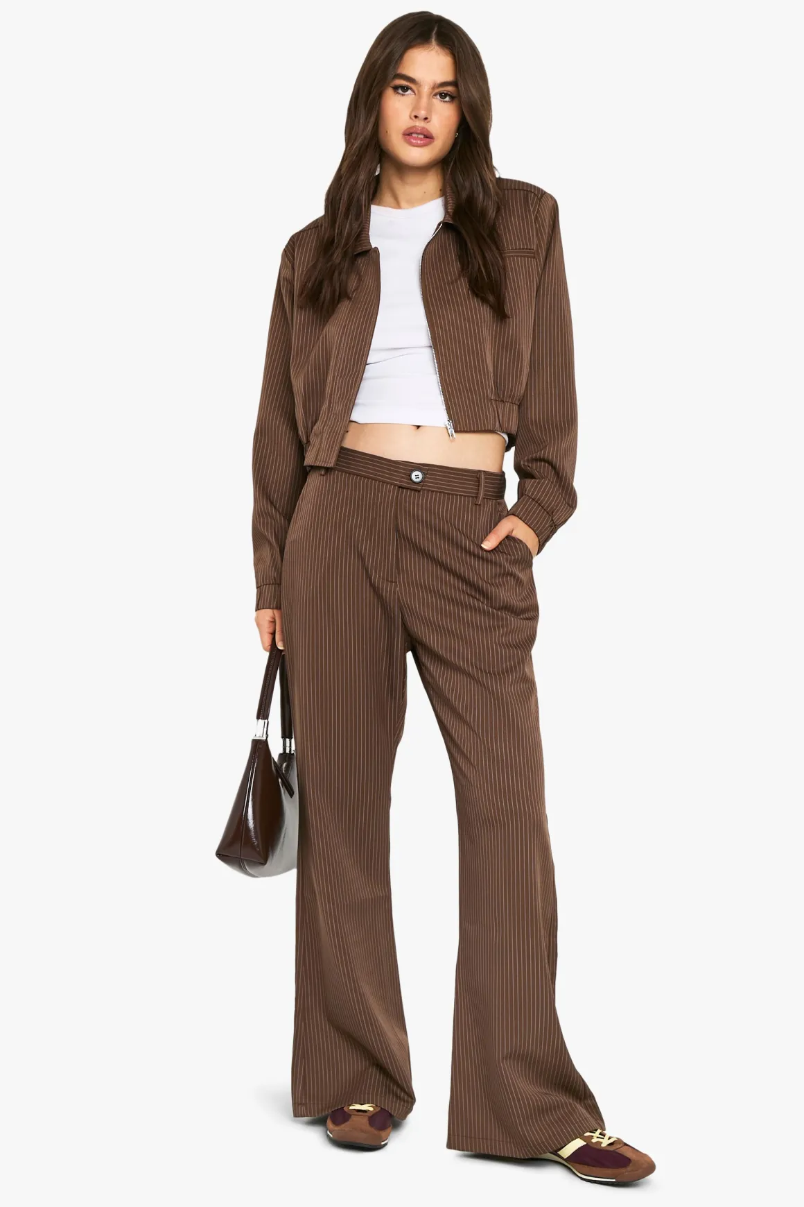 Pantalon tailleur ajusté à fines rayures et coupe flare