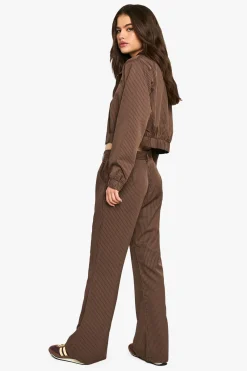 Pantalon tailleur ajusté à fines rayures et coupe flare