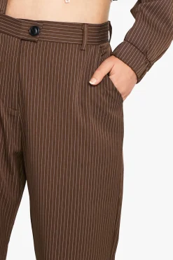 Pantalon tailleur ajusté à fines rayures et coupe flare
