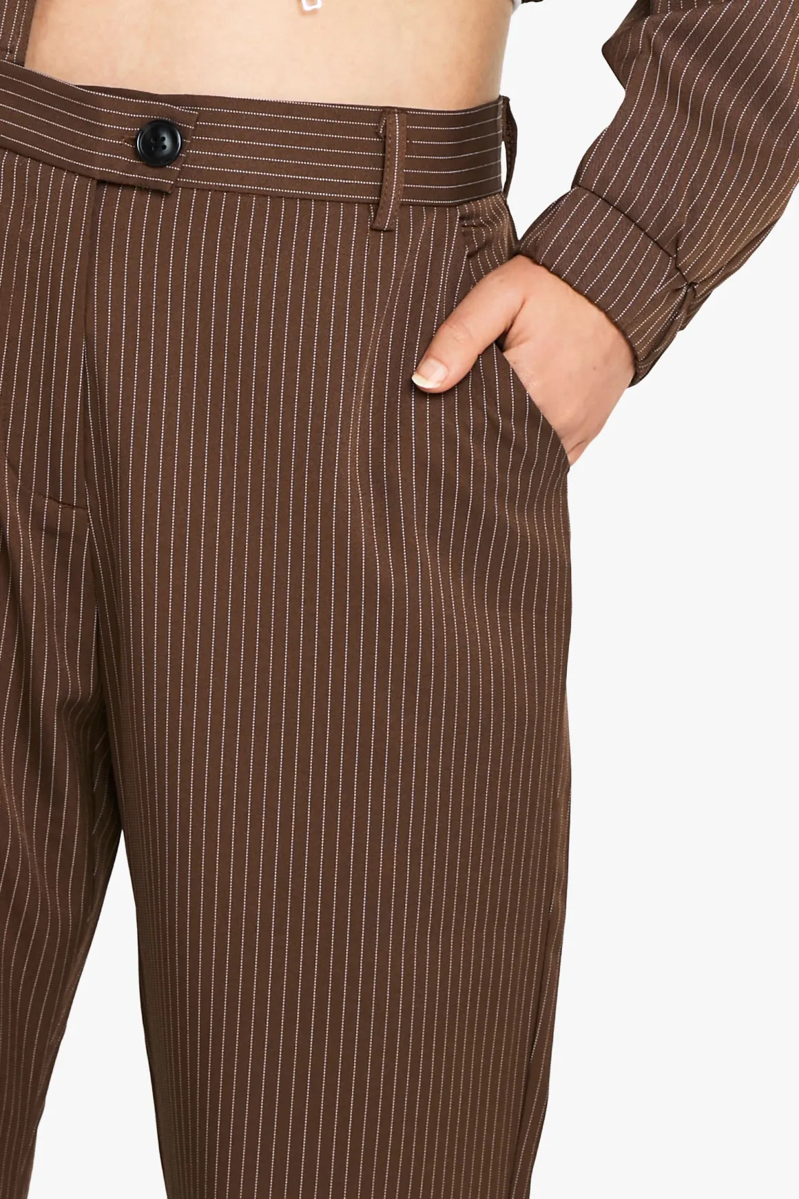 Pantalon tailleur ajusté à fines rayures et coupe flare