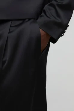 Pantalon tailleur en satin à jambe large avec pli à l'avant