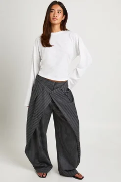 Pantalon Tailleur À Fines Rayures Avec Ceinture Croisée