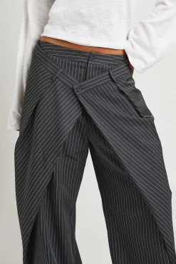 Pantalon Tailleur À Fines Rayures Avec Ceinture Croisée
